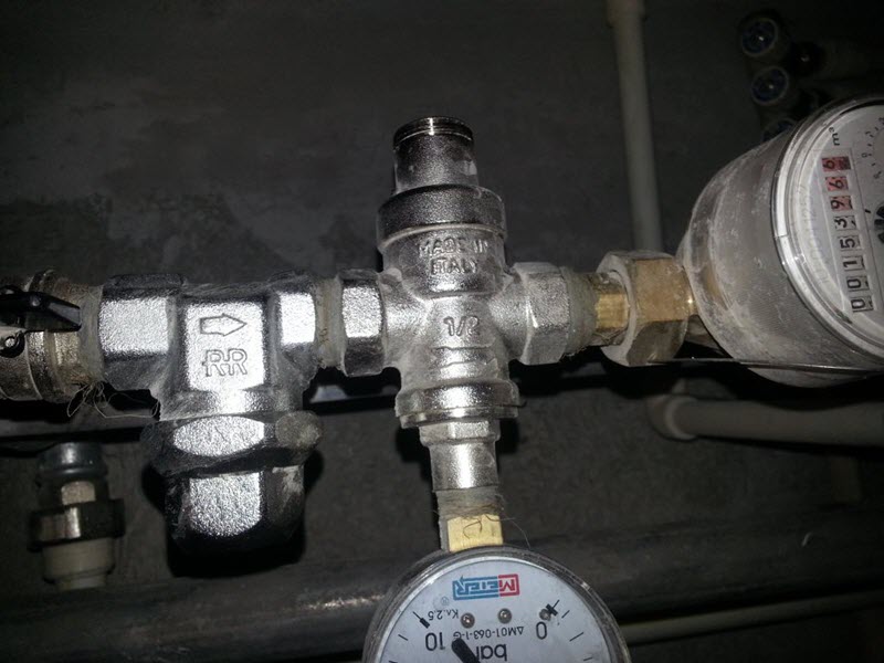 Регулятор давления воды в водопроводе для частного дома: какой редуктор выбрать, как правильно установить и обслуживать