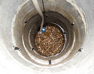 На фото показаны кронштейны, фиксирующие бетонные кольца