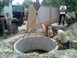 Монтаж большого бетонного кольца автокраном