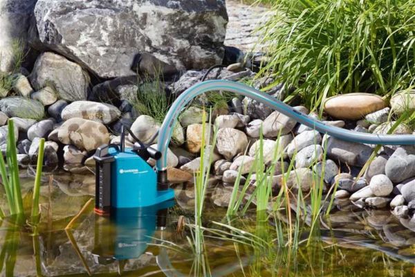 Погружной дренажный насос может подавать воду из реки или пруда