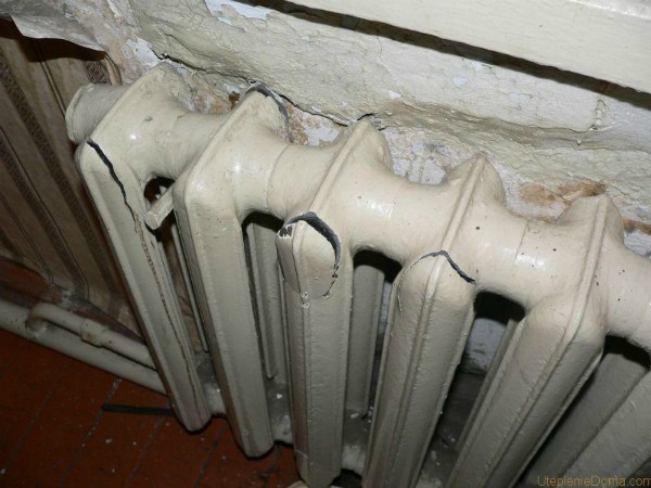 Разрушение радиатора отопления