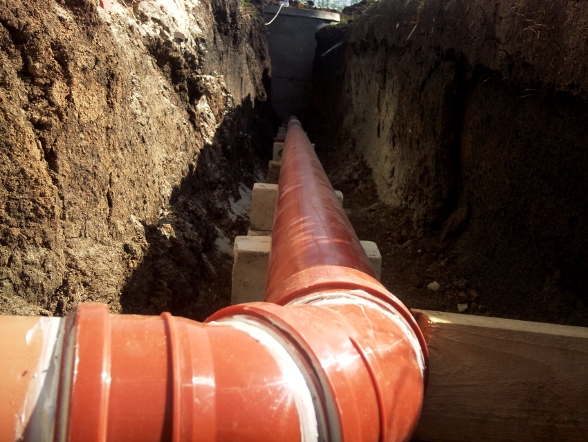 При прокладке водопроводных труб важно учитывать уровень промерзания почвы