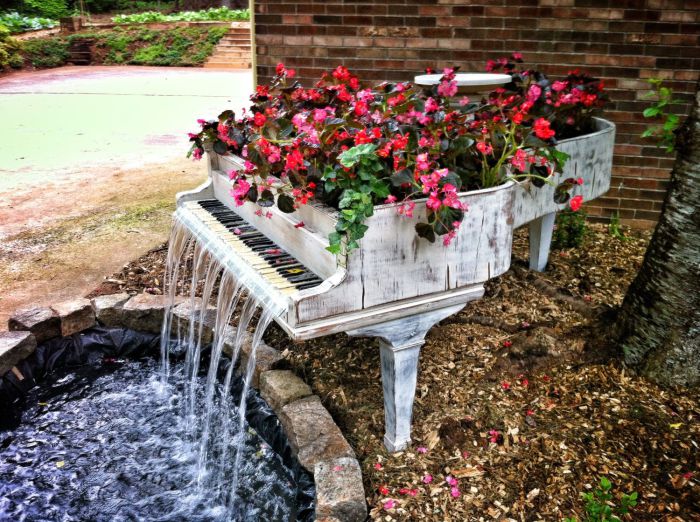 старинное пианино с водопадом