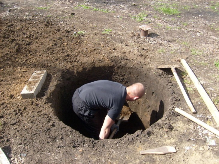 Выкопайте яму для колодца лопатой