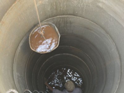 Почему в колодце мутная или желтая вода: причины и способы очистки